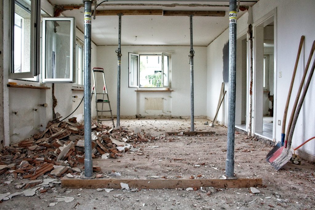 Ein Altbau von innen, das saniert wird, um es zu modernisieren.